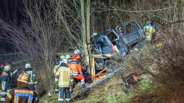 In der steilen Böschung kollidierte der Wagen mit einem Baum, der durch die Wucht des Aufpralls abbrach und auf dem Auto zum Liegen kam.