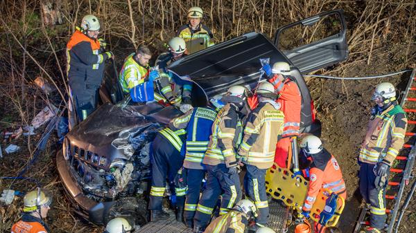 Im Steilgang hängend und zwischen Bäumen verkeilt war der 60-Jährige Fahrer massiv in seinem Geländewagen eingeklemmt.