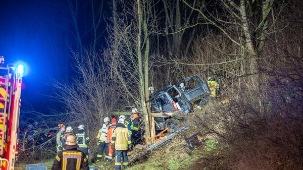 Bevor die Rettungskräfte zu dem schwerverletzten Fahrer durchkamen, musste zu Beginn erst das Fahrzeug gesichert werden und im weiteren Verlauf mehrere Bäume gefällt werden. Nach rund zwei Stunden gelang es den rund 60 Einsatzkräften der Feuerwehren Forchheim und Eggolsheim, den Fahrer aus dem Fahrzeug zu befreien.