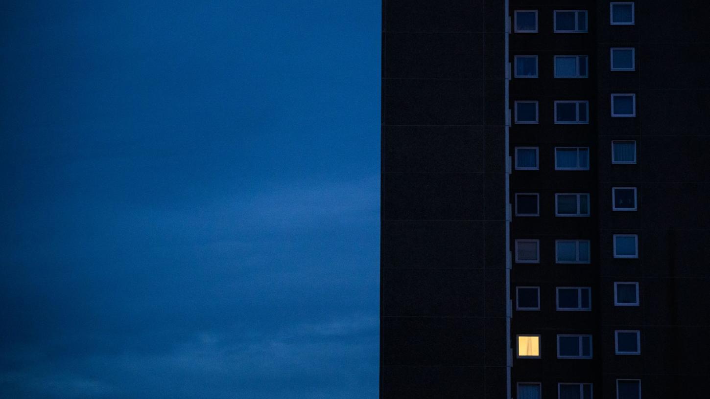 Licht brennt nur in einer Wohnung eines Mehrfamilienhauses. Licht brennt nur in einer Wohnung eines Mehrfamilienhauses.