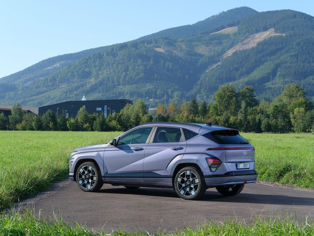 Die elektrische Version gibt es als kleine Lösung mit 156 PS und 48,4-kWh-Akku für 377 Kilometer WLTP-Reichweite.