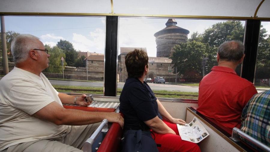 Touristen auf Sightseeing-Tour: Hat Nürnberg mehr zu bieten als Sehenswürdigkeiten aus vergangenen Jahrhunderten?