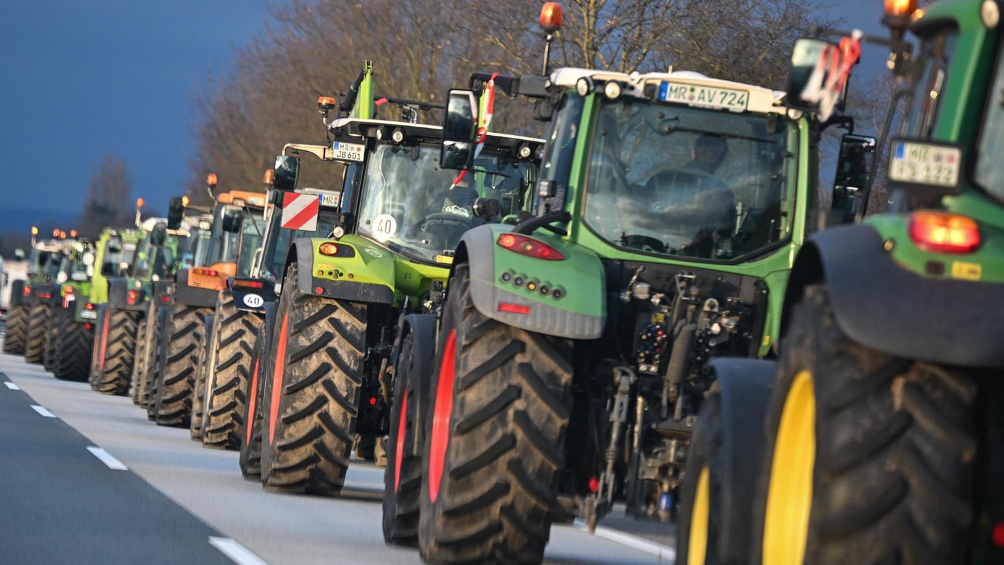 Am Montag haben Traktoren deutschlandweit die Straßen verstopft. Einige Autofahrer wollten das nicht akzeptieren. 