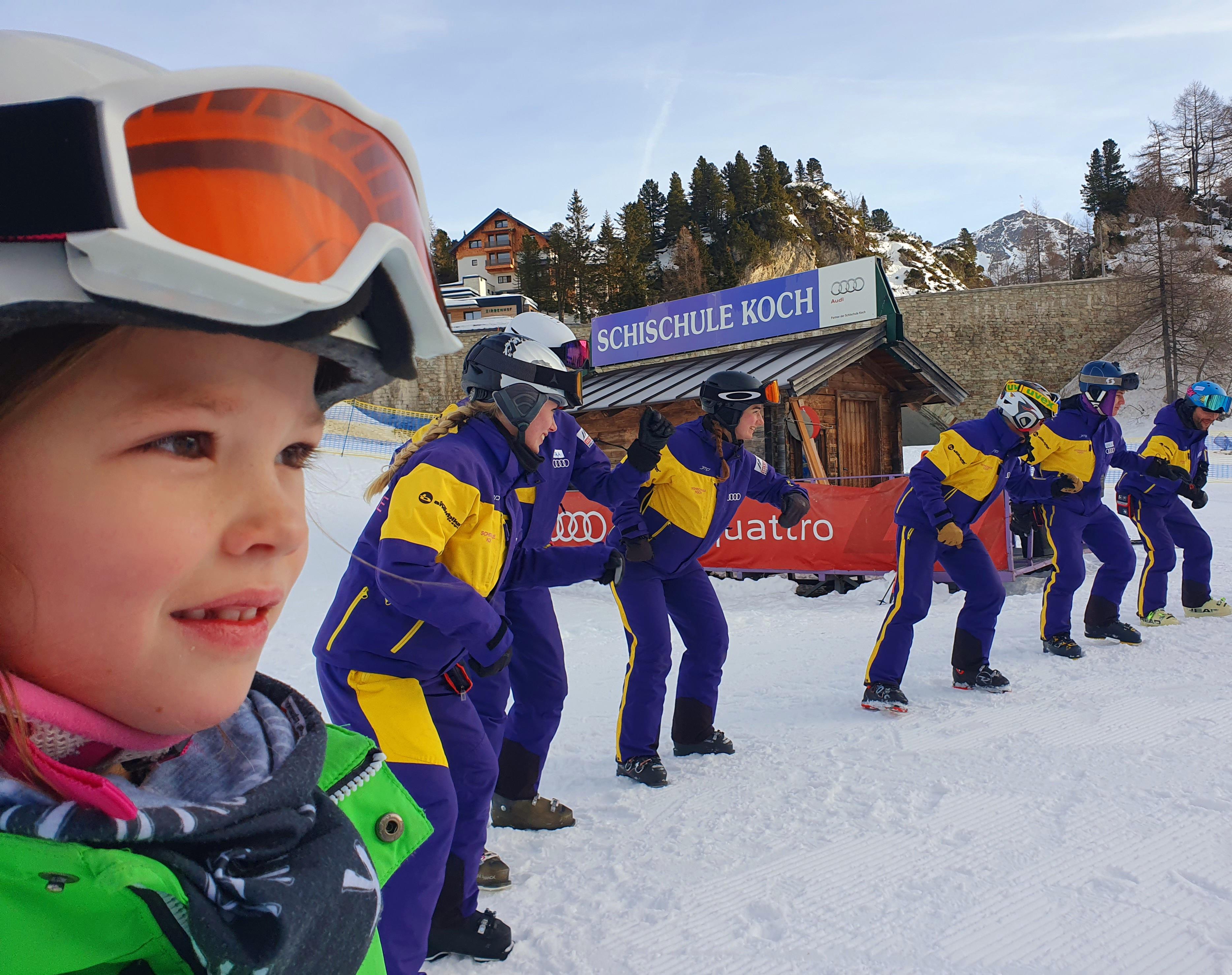 Die Skischule Koch liegt zentral im Ort, vor dem Kurs wärmen sich alle bei cooler Musik auf. Haben die Kinder einen Ganztages-Kurs, können die Eltern entspannt auf den 100 Kilometern Pisten fahren und sogar ins 20 Minuten entfernte Mauterndorf.