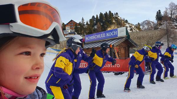 Die Skischule Koch liegt zentral im Ort, vor dem Kurs wärmen sich alle bei cooler Musik auf. Haben die Kinder einen Ganztages-Kurs, können die Eltern entspannt auf den 100 Kilometern Pisten fahren und sogar ins 20 Minuten entfernte Mauterndorf.