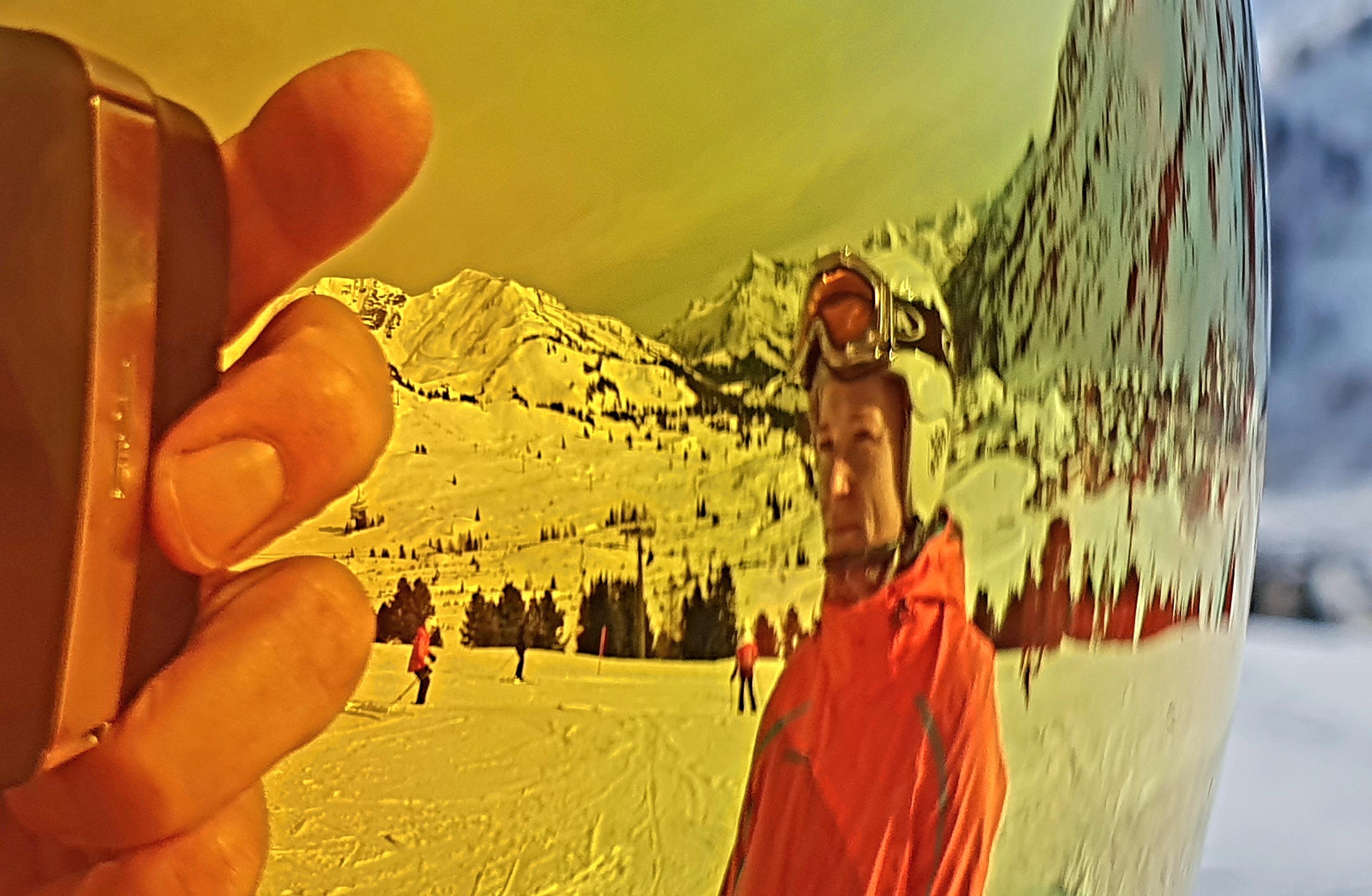 Die Bergwelt spiegelt sich in der Skibrille.