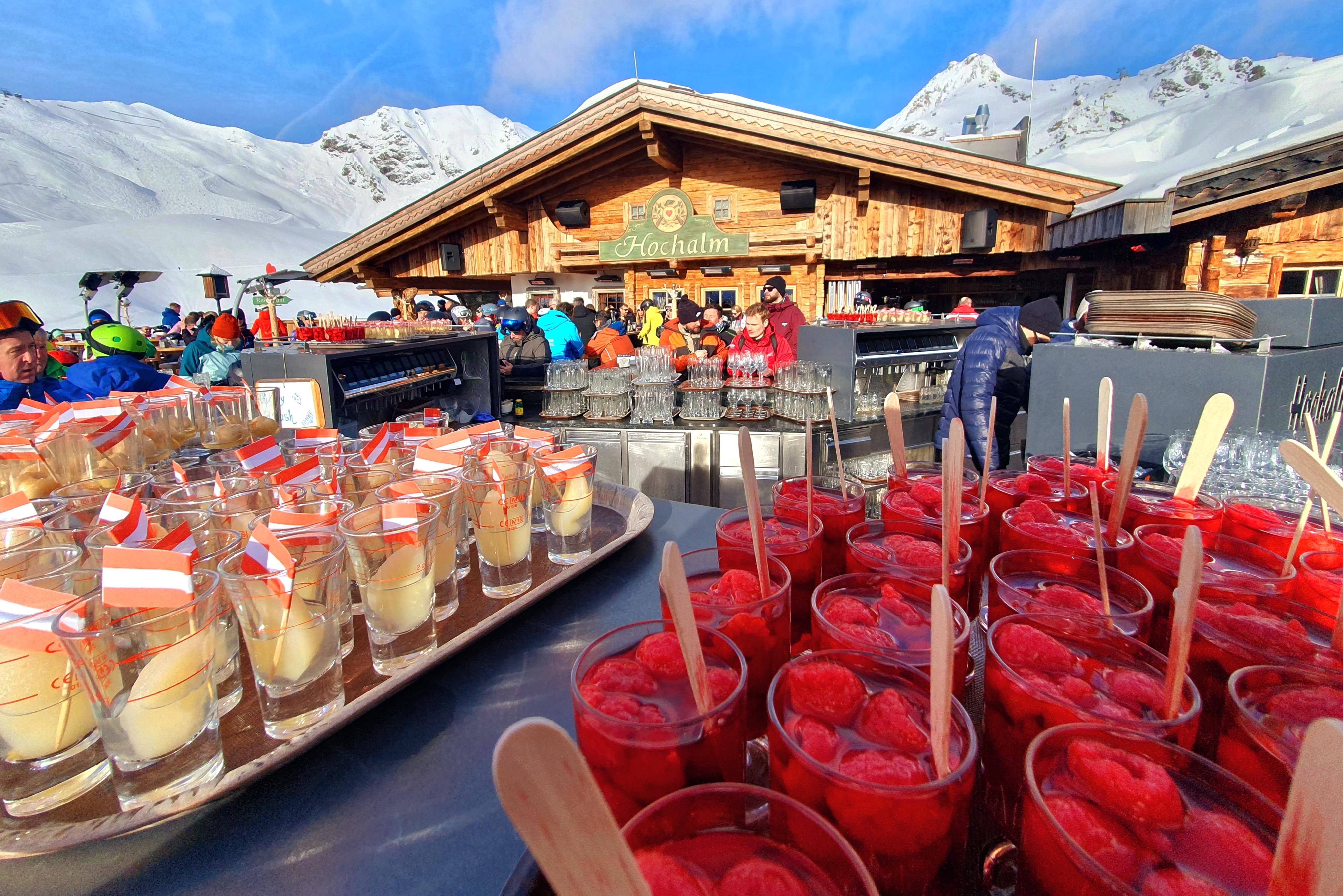 Obertauern ist auch ein Party-Dorf - hier an der offenen Bar auf der Hochalm. Die spannende Reisereportage lesen Sie hier auf www.nn.de.