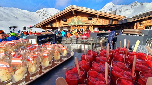 Obertauern ist auch ein Party-Dorf - hier an der offenen Bar auf der Hochalm. Die spannende Reisereportage lesen Sie hier auf www.nn.de.