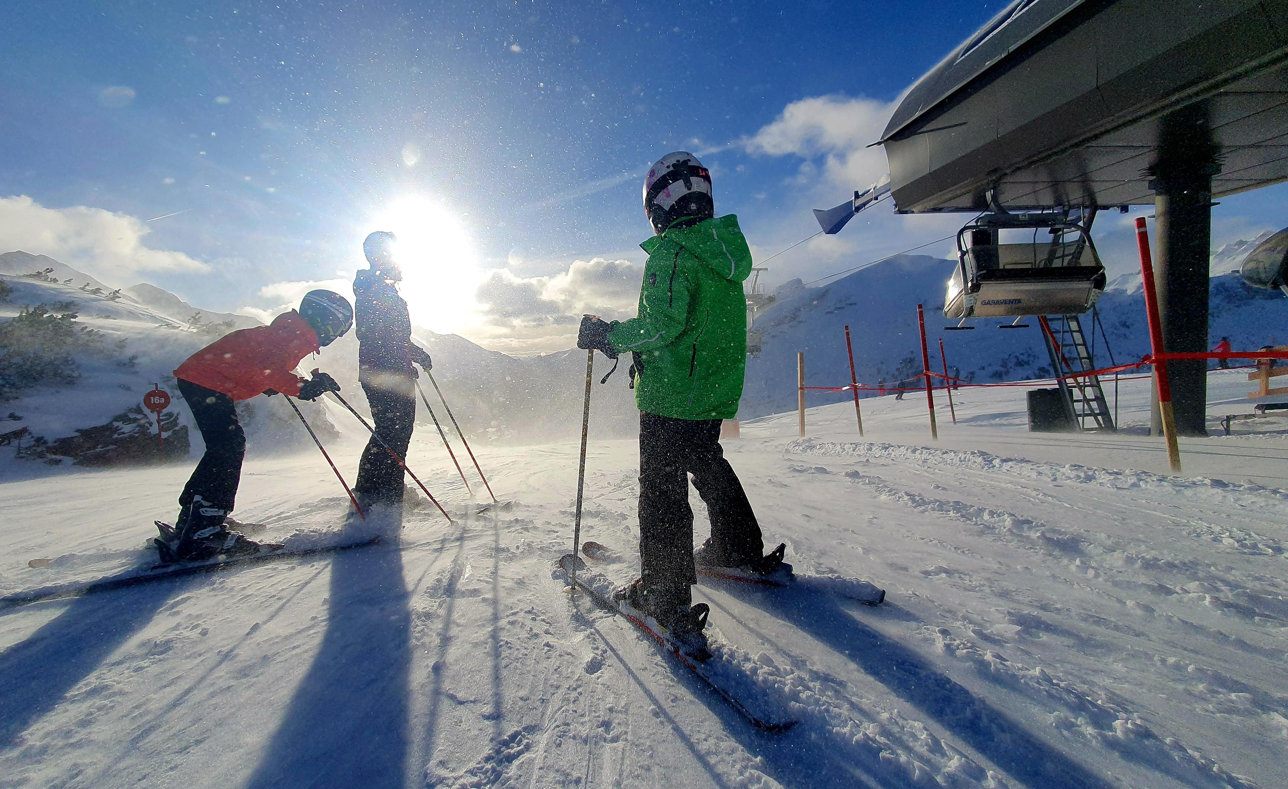Familienskifahren in Obertauern, Salzburger Land.