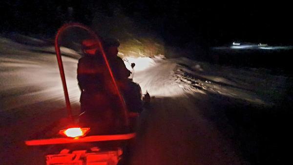 Auf der nahen Gnadenalm fahren Sie mit dem Motorschlitten Besucher zur Rodelbahn.