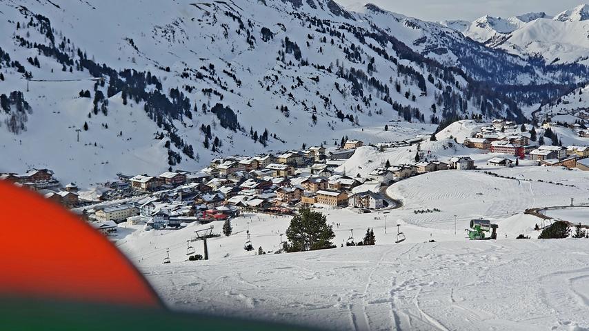 Vom Berg blickt man auf den Retorten-Skiort, der zentral am Boden der Schüssel auf dem Alpenhauptkamm liegt. Die spannende Reisereportage lesen Sie hier auf www.nn.de .