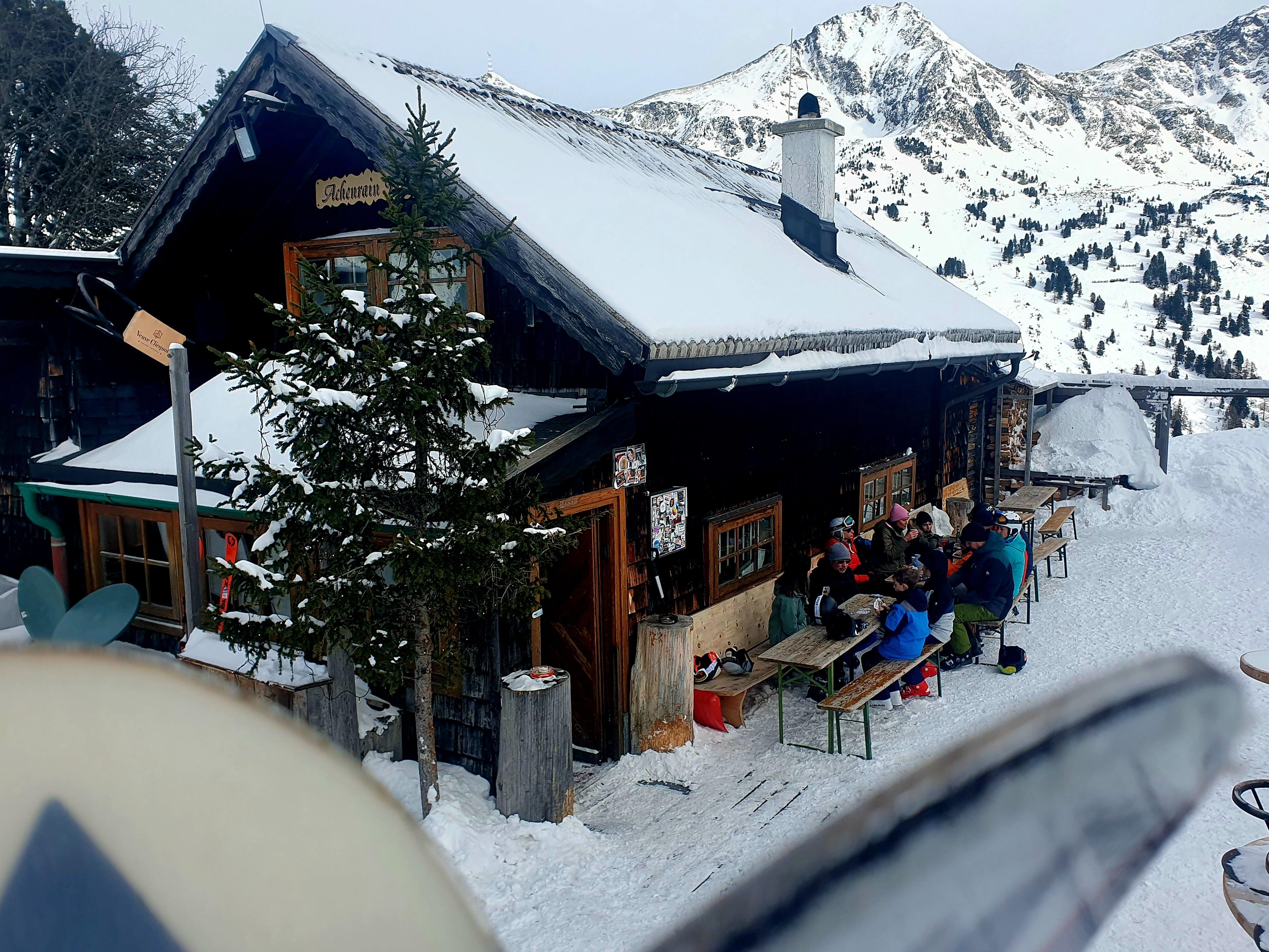 Familienskifahren in Obertauern, Salzburger Land.