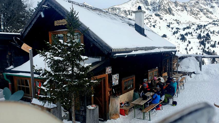 Die gemütliche Achenrainhütte ist die älteste noch betriebene Skihütte Österreichs. Entsprechend voll ist sie meist, spontane Besucher werden mittags leider oft abgewiesen.