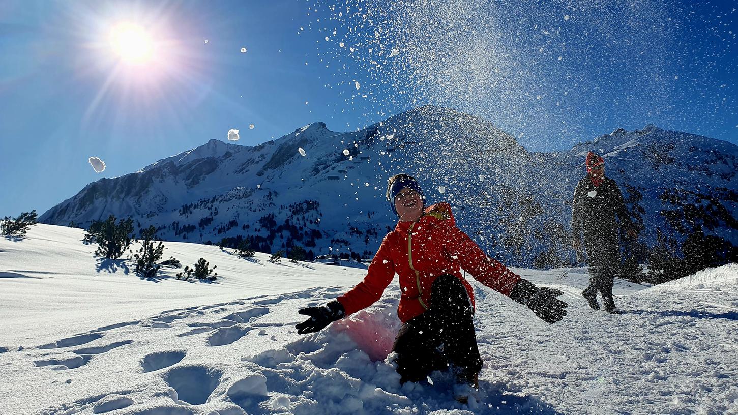 Sonnenschein und weißer Schnee beim Winterwandern - am Alpenhauptkamm treffen Süden und nördliche Kälte aufeinander.