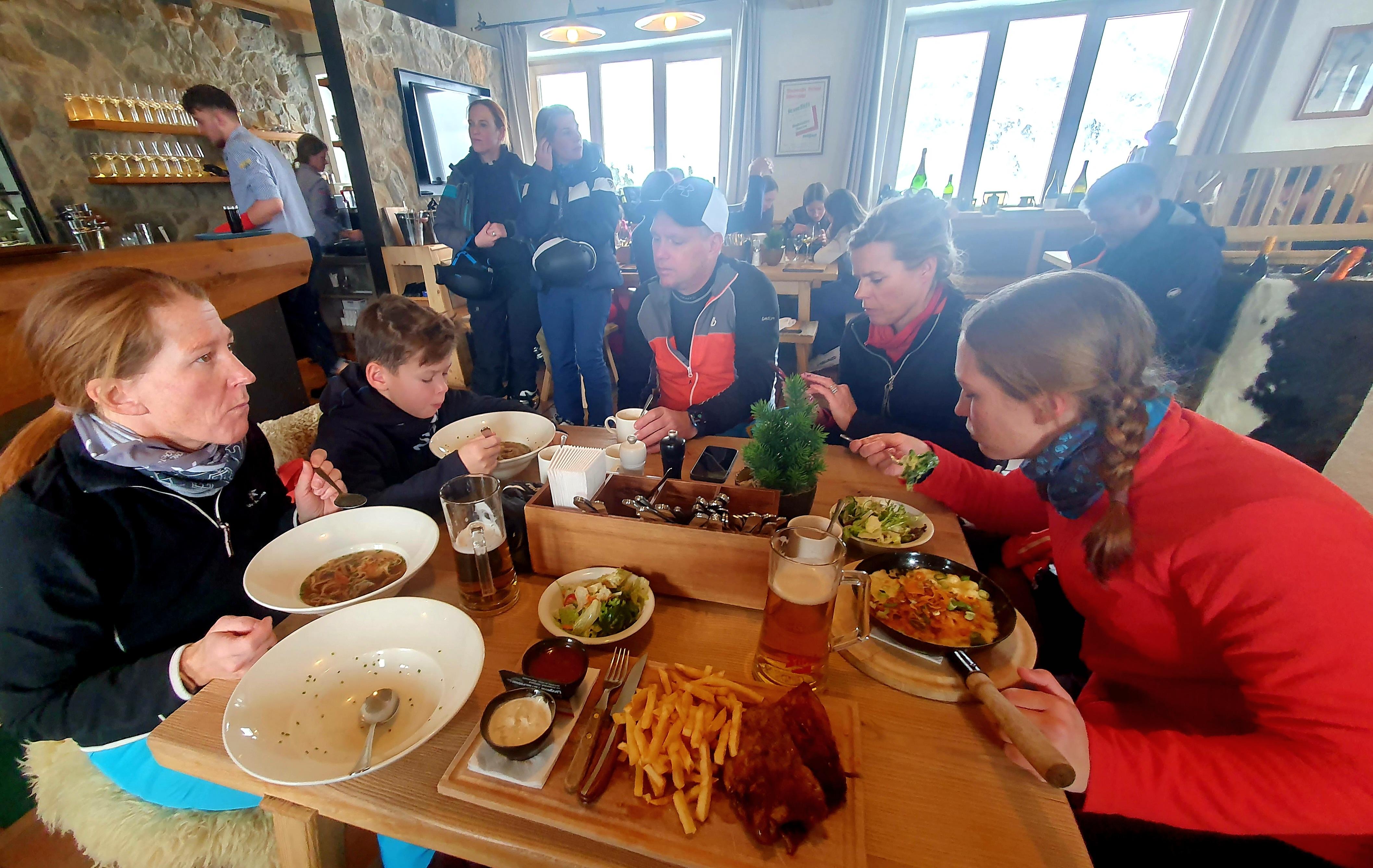 Das Treff 2000 an der Bergstation der Grünwaldkopfbahn ist ein faires Hüttenrestaurant mit netter Atmosphähre und prima  Essen. Undbedingt für Mittag reservieren"