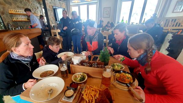 Das Treff 2000 an der Bergstation der Grünwaldkopfbahn ist ein faires Hüttenrestaurant mit netter Atmosphähre und prima Essen. Undbedingt für Mittag reservieren"