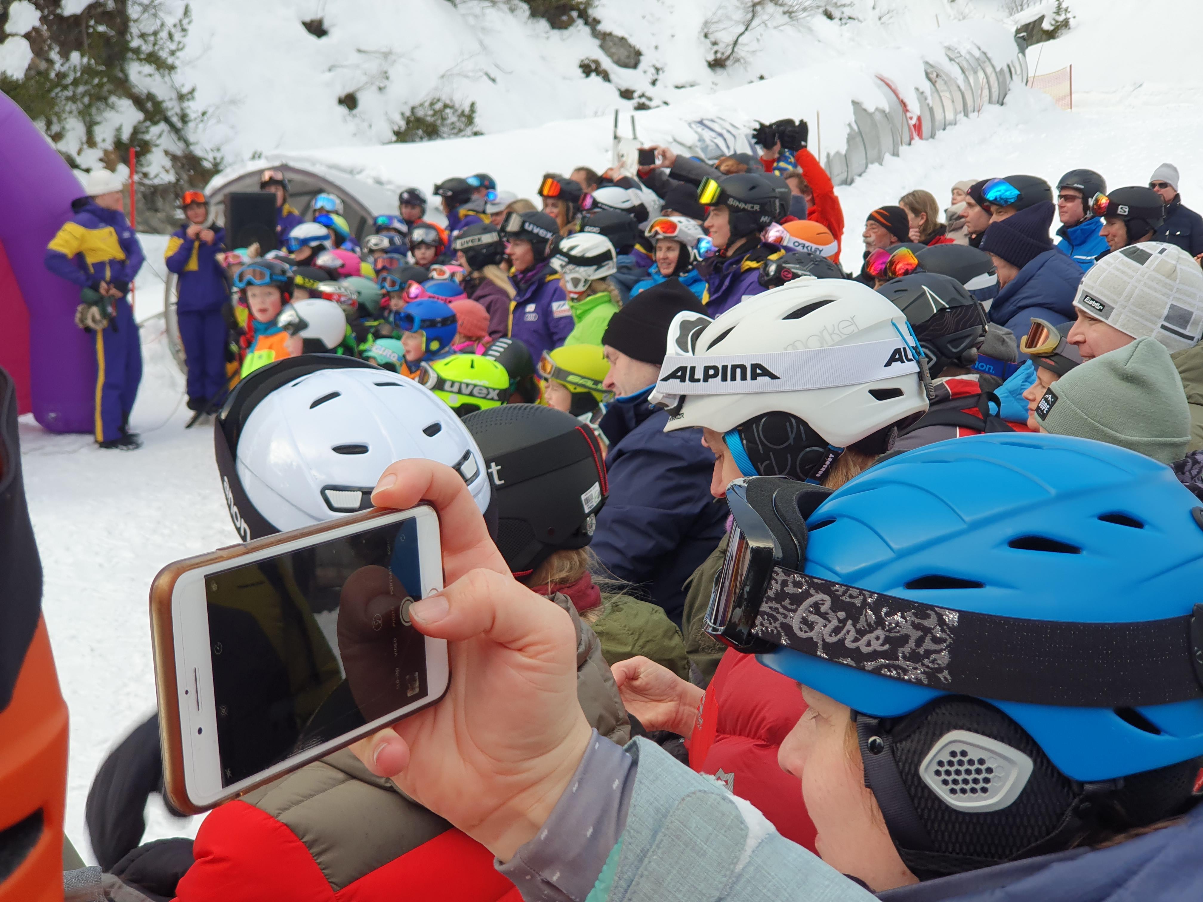 Donnerstag ist Skirennen für die Kleinen in der Skischule Koch. Die Eltern sind bei der Siegerehrung ganz aufgeregt, wer gewonnen  hat.