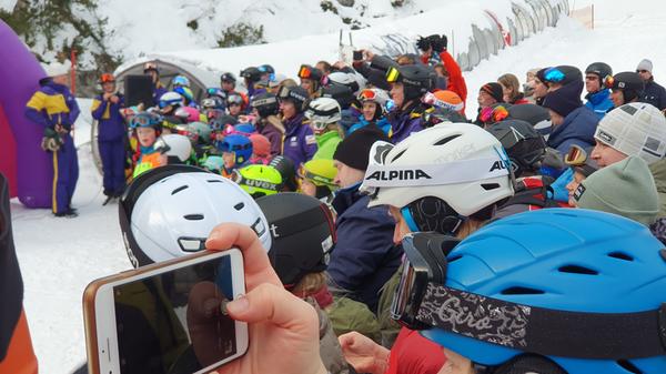 Donnerstag ist Skirennen für die Kleinen in der Skischule Koch. Die Eltern sind bei der Siegerehrung ganz aufgeregt, wer gewonnen hat.