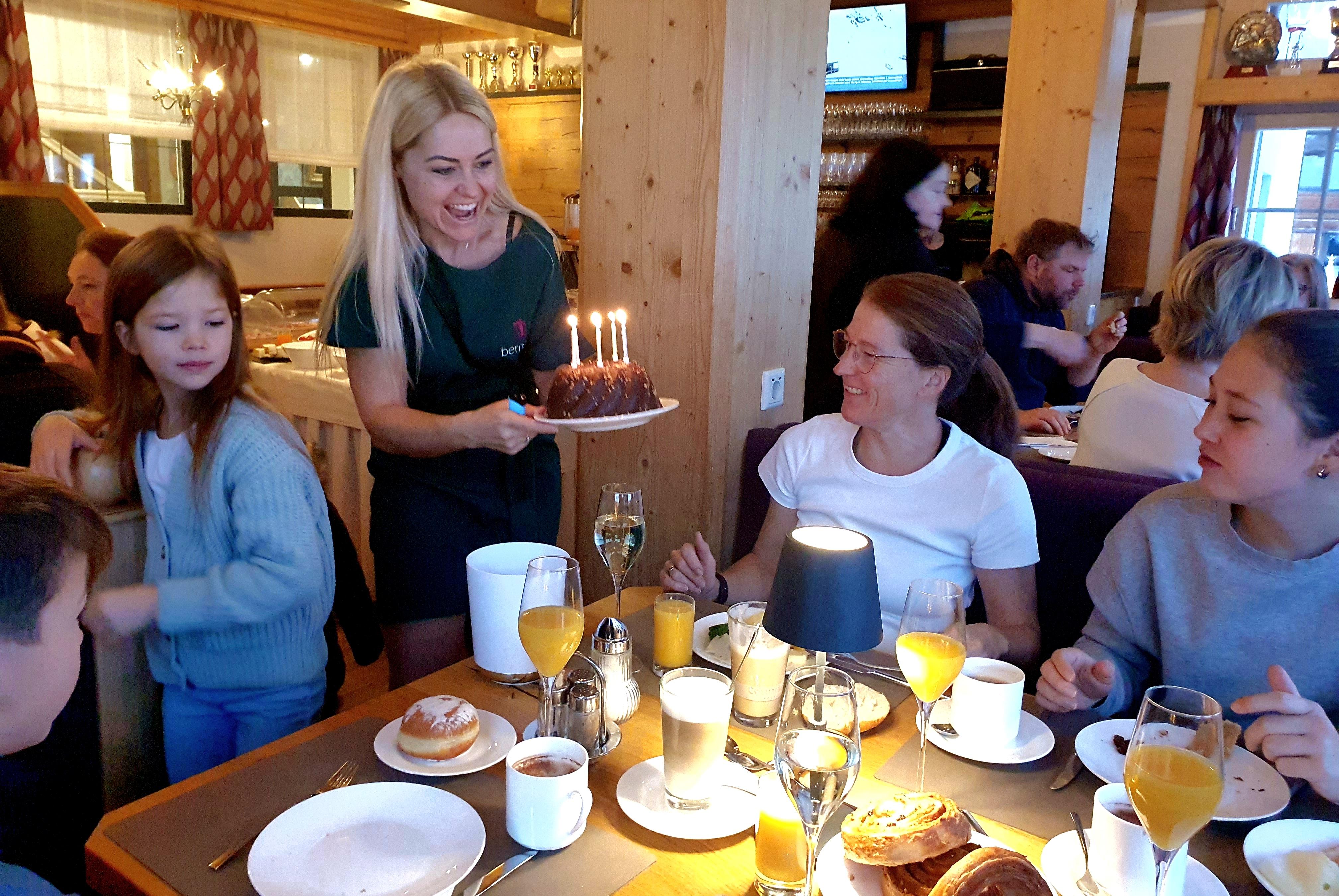 Wer Geburtstag hat, bekommt beim Frühstück als Gast im Bernhof einen Kuchen mit Kerzen zur Überraschung serviert.