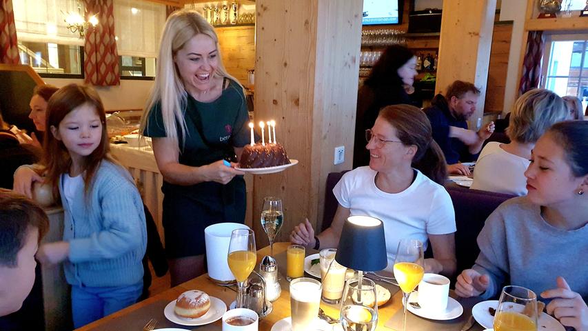 Wer Geburtstag hat, bekommt beim Frühstück als Gast im Bernhof einen Kuchen mit Kerzen zur Überraschung serviert.