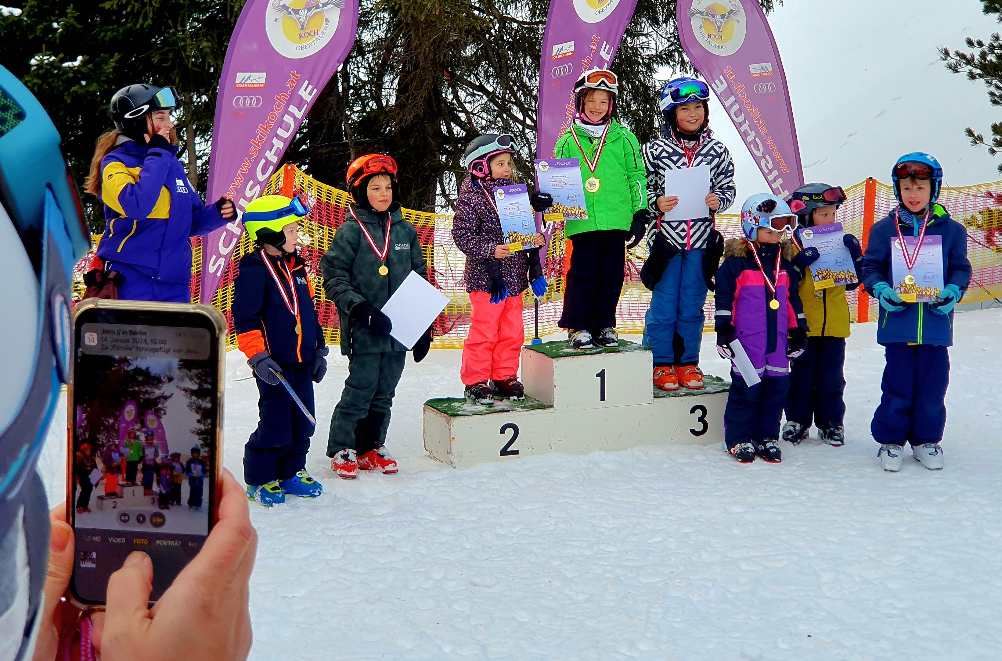 Familienskifahren in Obertauern, Salzburger Land.