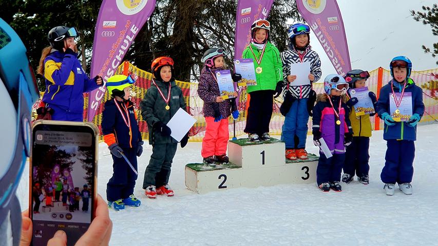Siegerehrung in der Skischule Koch - die Kleinen dürfen beim Rennen Ihr Können beweisen.