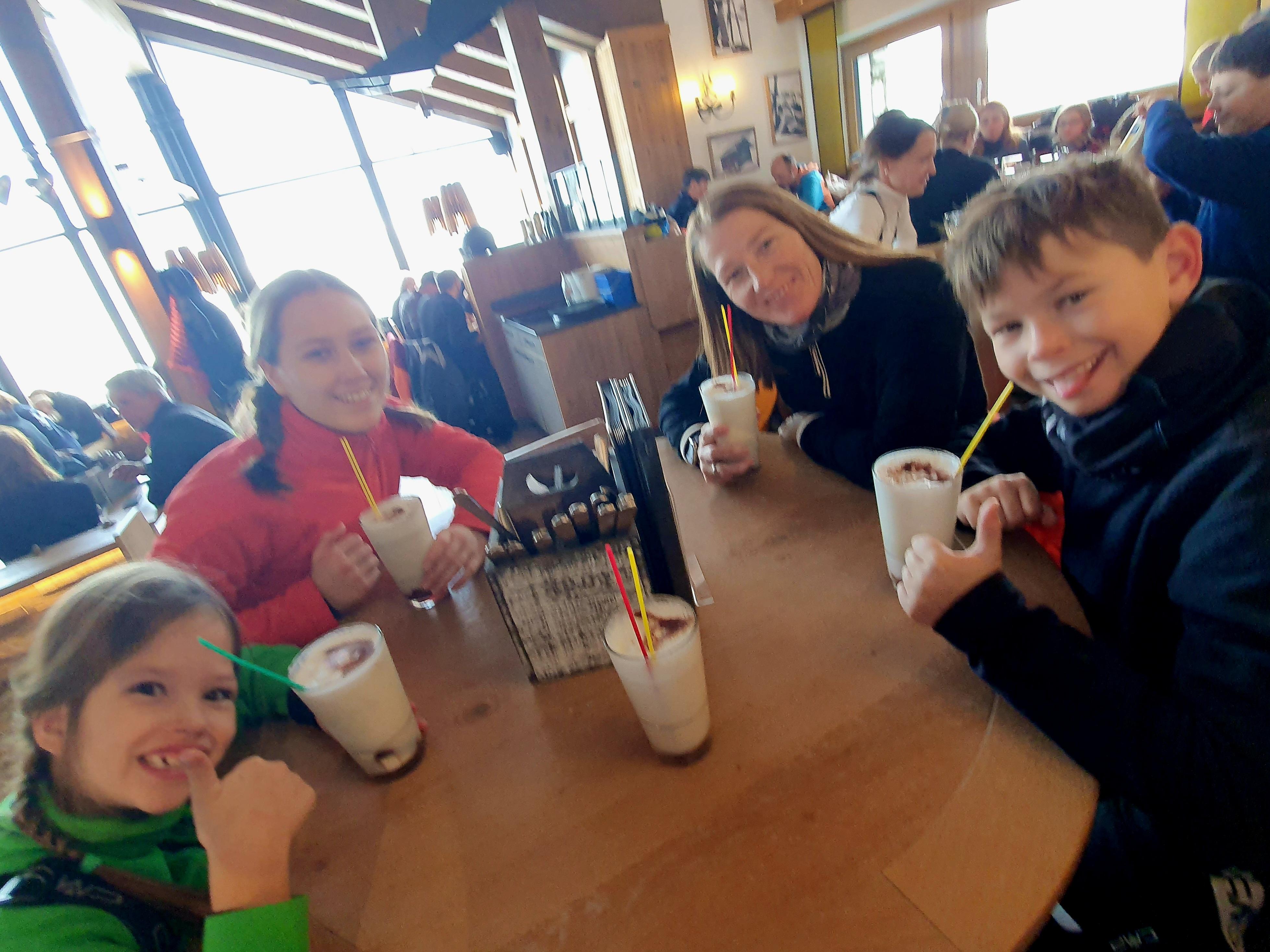 Legendär sei die Gamsmilch in der Gamsmilch-Bar - wir haben sie ausprobiert. Es ist Kuhmilch mit Rum - natürlich nur für die Eltern.