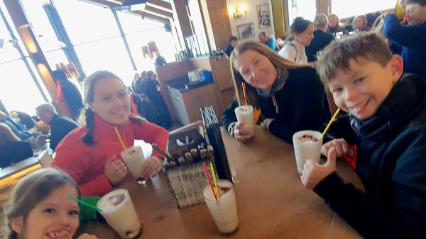 Legendär sei die Gamsmilch in der Gamsmilch-Bar - wir haben sie ausprobiert. Es ist Kuhmilch mit Rum - natürlich nur für die Eltern.