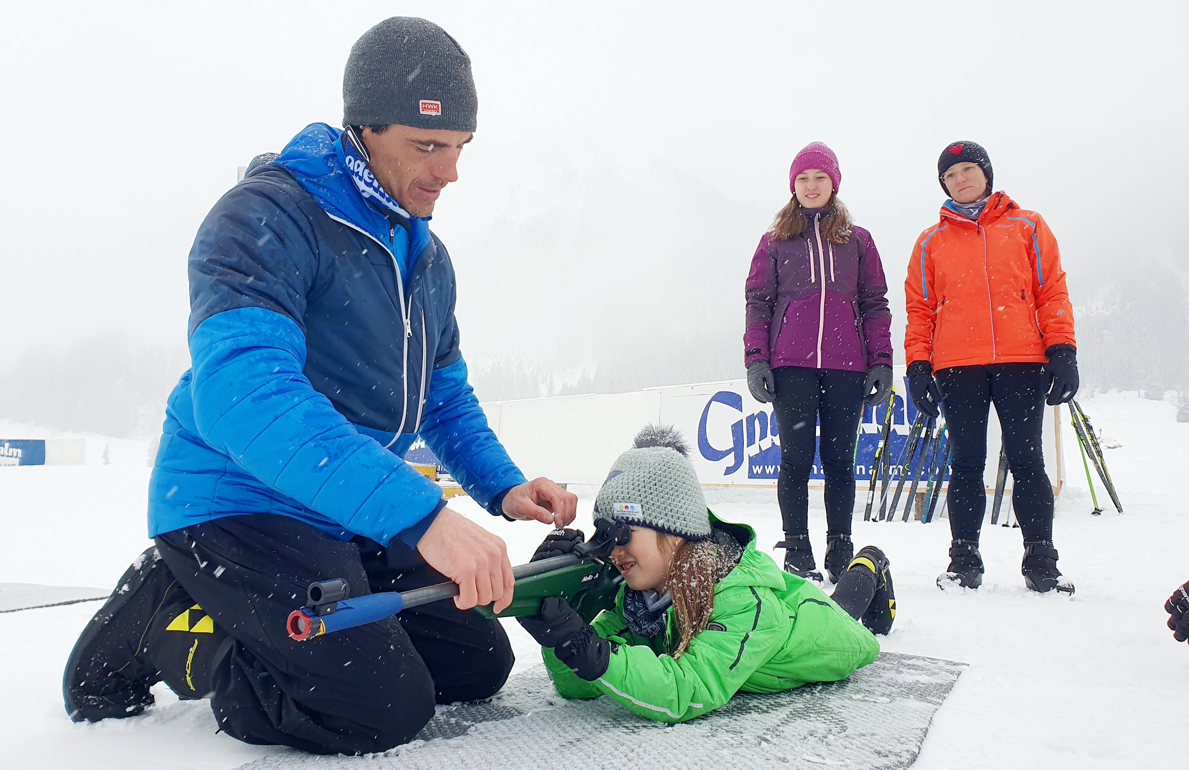Simon vom Biathlon-Zentrum auf der Gnadenalm zeigt auch den Kleinsten, wie man mit dem Lasergewehr auf die Scheiben zielt. Die spannende Reisereportage lesen Sie hier auf www.nn.de.