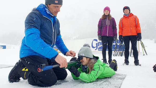 Simon vom Biathlon-Zentrum auf der Gnadenalm zeigt auch den Kleinsten, wie man mit dem Lasergewehr auf die Scheiben zielt. Die spannende Reisereportage lesen Sie hier auf www.nn.de.