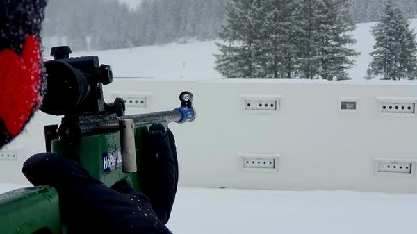 Es ist gar nicht so einfach, die Scheiben zu treffen. Die Anlage auf der Gnadenalm entspricht der einer offiziellen Biathlon-Anlage - nur dass hier mit Licht statt mit Blei geschossen wird.