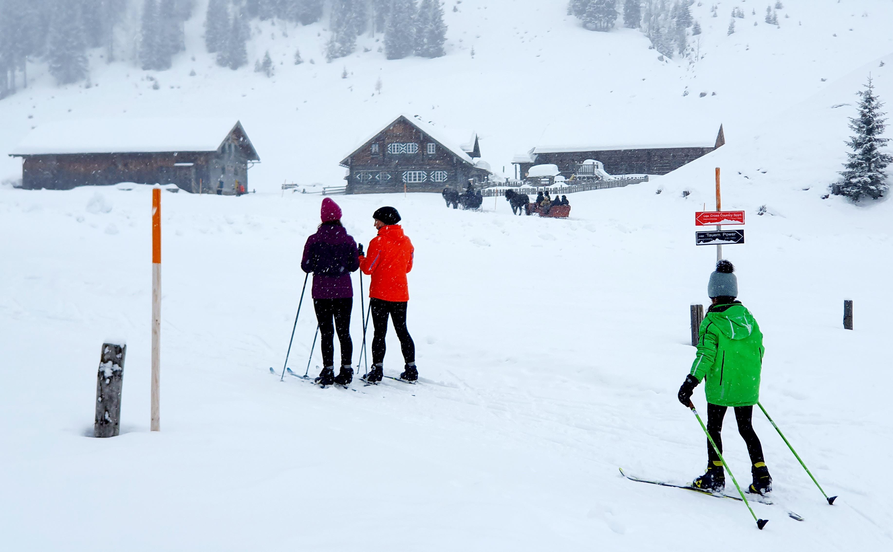 Familienskifahren in Obertauern, Salzburger Land.