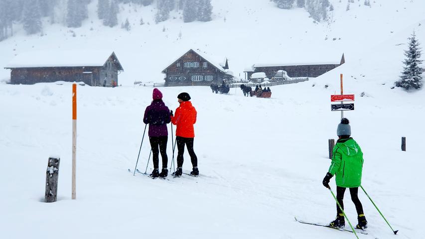 Sie sollten danach unbedingt noch die 6-Kilometer-Runde auf Langlauf-Ski durch die stille Natur drehen - vorbei an dieser Alm mit Pferdeschlitten. Die spannende Reisereportage lesen Sie hier auf www.nn.de .