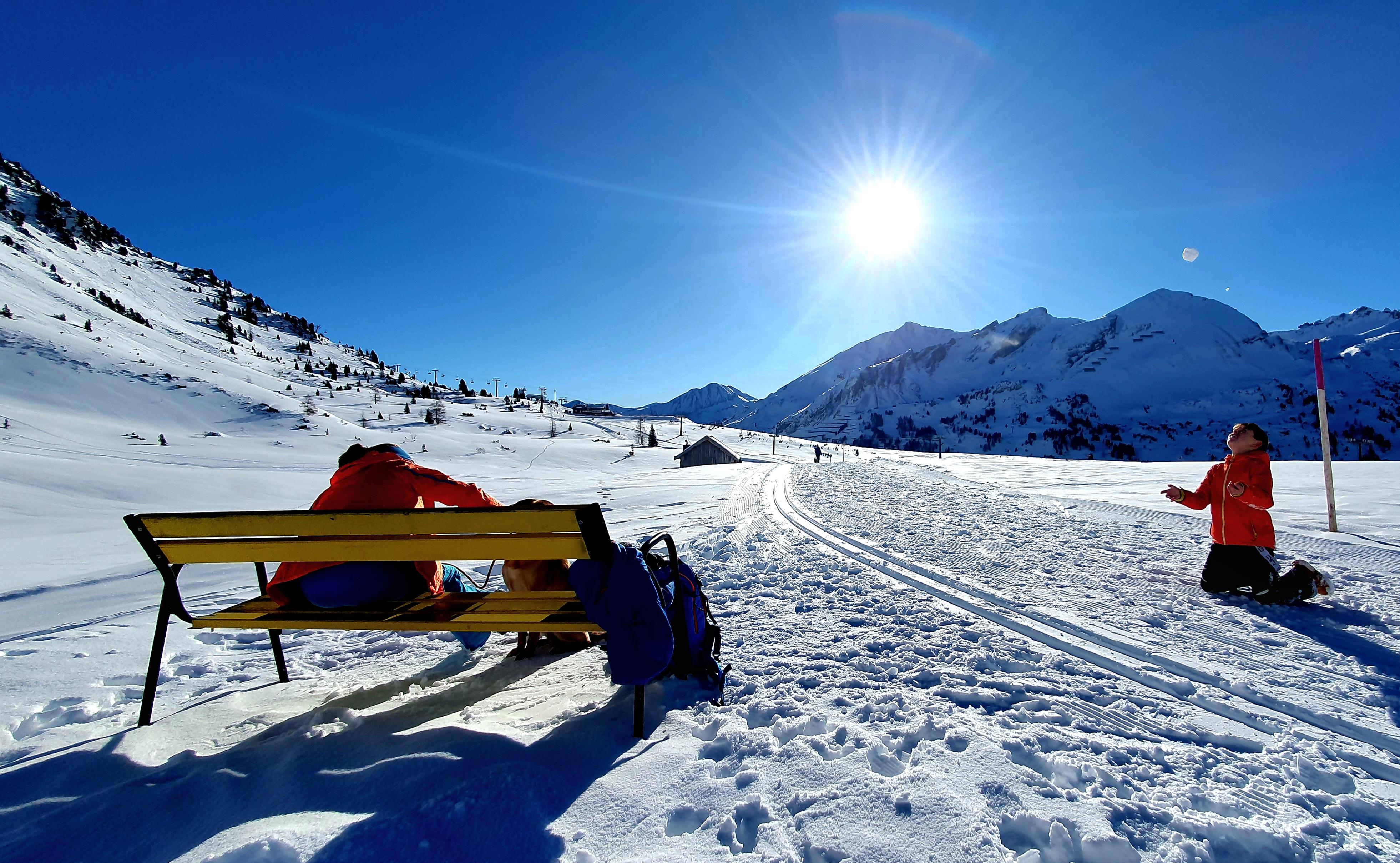 Vor drei stillen Almen steht diese Bank mit Aussicht.