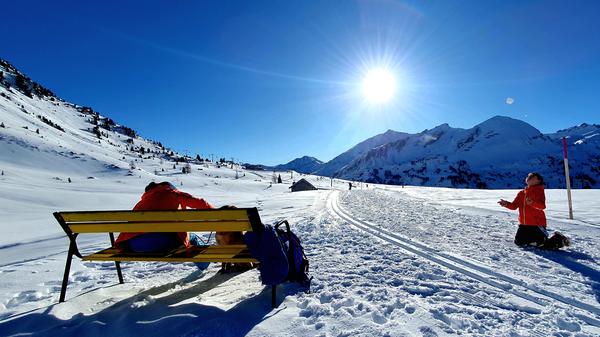Vor drei stillen Almen steht diese Bank mit Aussicht.