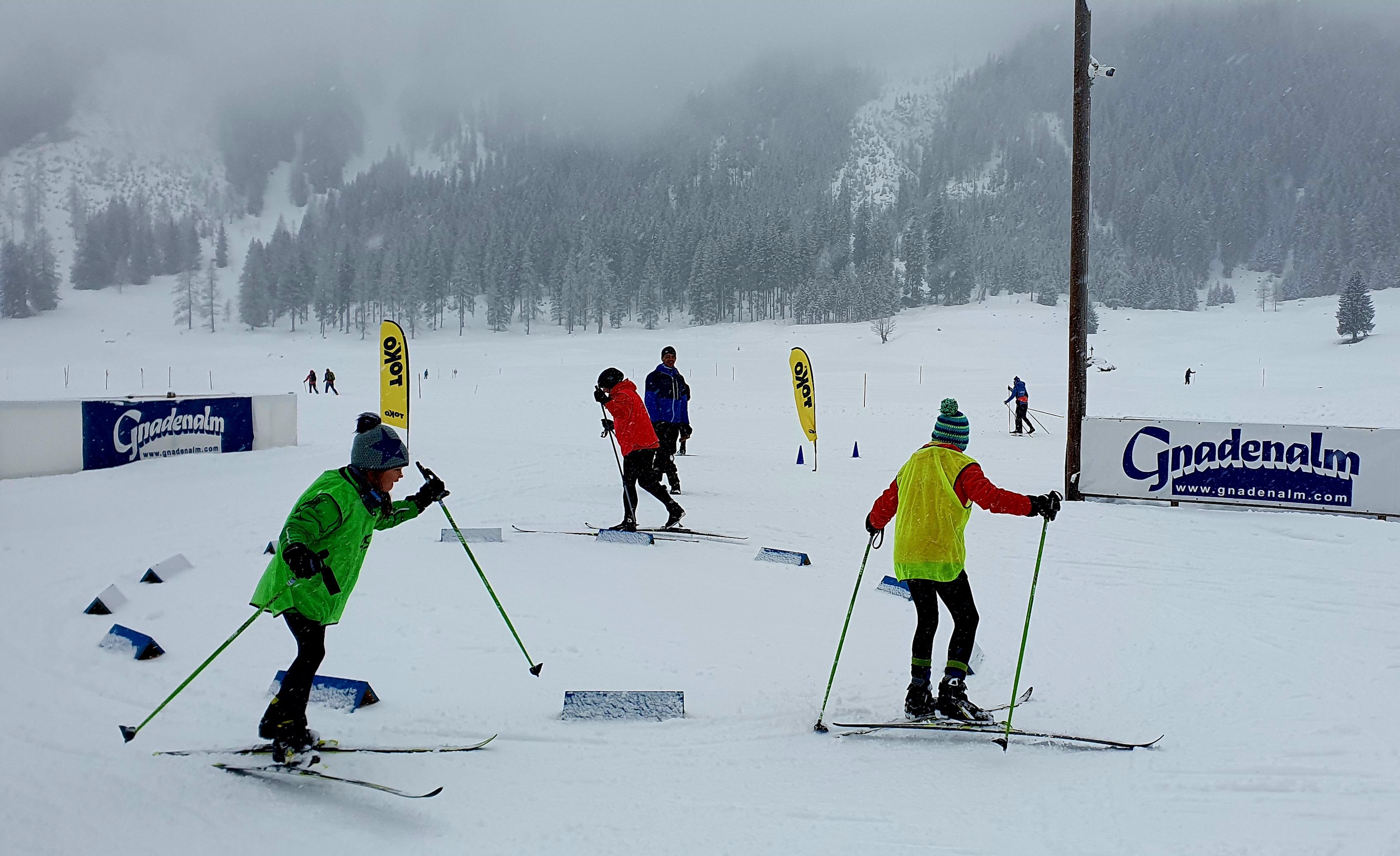 Dann geht es zum Wettbewerb auf den Langlauf-Parcours. Wer verschießt, muss eine Strafrunde drehen.