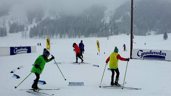 Dann geht es zum Wettbewerb auf den Langlauf-Parcours. Wer verschießt, muss eine Strafrunde drehen.