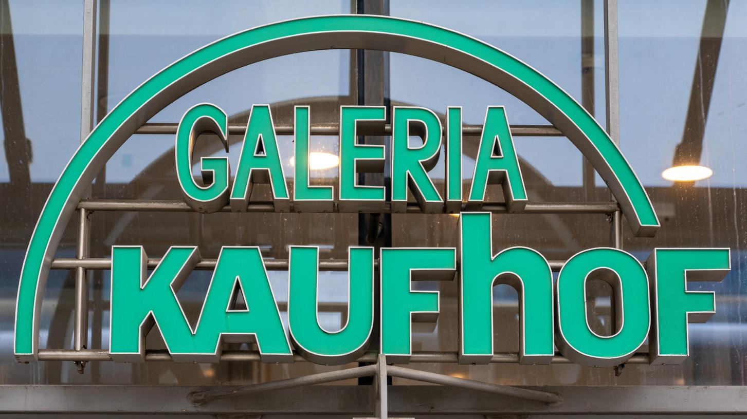 Aktuell hat der Warenhauskonzern Galeria Karstadt Kaufhof noch gut 90 Filialen bundesweit, darunter eine in Nürnberg und eine in Erlangen.