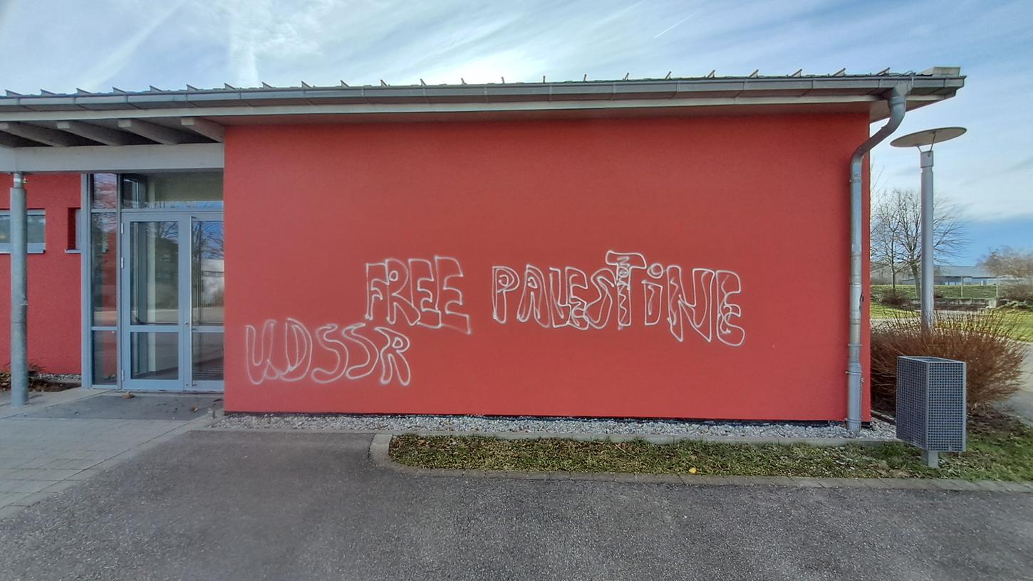 Zwischen dem 1. und dem 5. Januar wurden mehrere illegale Graffitis mit politischem Inhalt auf dem Gelände des Weißenburger Gymnasiums angebracht. 