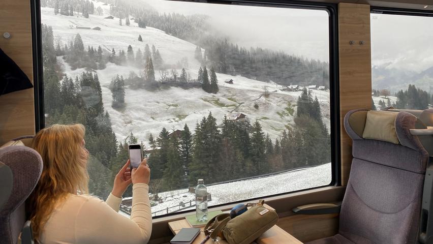 Große Panoramafenster bis übers Dach bietet auch der GoldenPass Express - er fährt von der Waadtländer Riviera über das Pays-d’Enhaut zu den majestätischen Gipfeln der Berner Alpen.  Die spannende Reisereportage zu dieser Bildergalerie lesen Sie hier auf nn.de