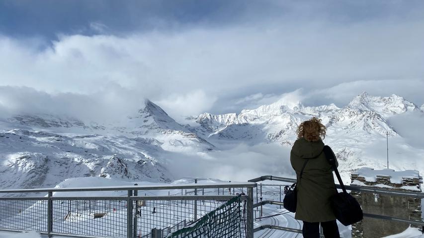 Schneelandschaft pur: Auf der Bergstation der Gornergrat Bahn ist das (hier wolkenverhangene) Matterhorn das begehrteste Fotomotiv.