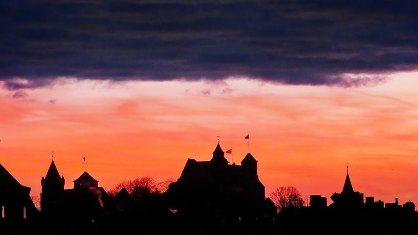 Die Nürnberger Kaiserburg erscheint vor dem Hintergrund der Morgenröte wie ein Gemälde. Mehr Leserfotos finden Sie hier