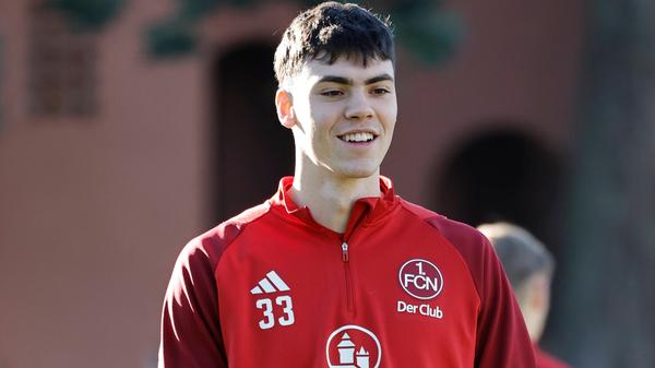 Mittelfeldspieler, 1,88 Meter groß, 19 Jahre alt: Von Eintracht Frankfurt kommend verstärkt Marcel Wenig auf Leihbasis den Kader des FCN bis Saisonende. Sollte der gebürtige Nürnberger überzeugen, kann der Club eine Kaufoption ziehen. Wenig machte seine ersten Schritte als Fußballer am Valznerweiher und hat sich im Anschluss in fünf Jahren bei der FC Bayern Jugend den Status eines großen Mittelfeldtalents erarbeitet. In Frankfurt konnte sich der zentrale Mittelfeldspieler bei den Senioren nicht durchsetzen. Der fünfmalige Junioren-Nationalspieler ist technisch stark, besitzt eine beachtliche Geschwindigkeit und strahlt Torgefahr aus.