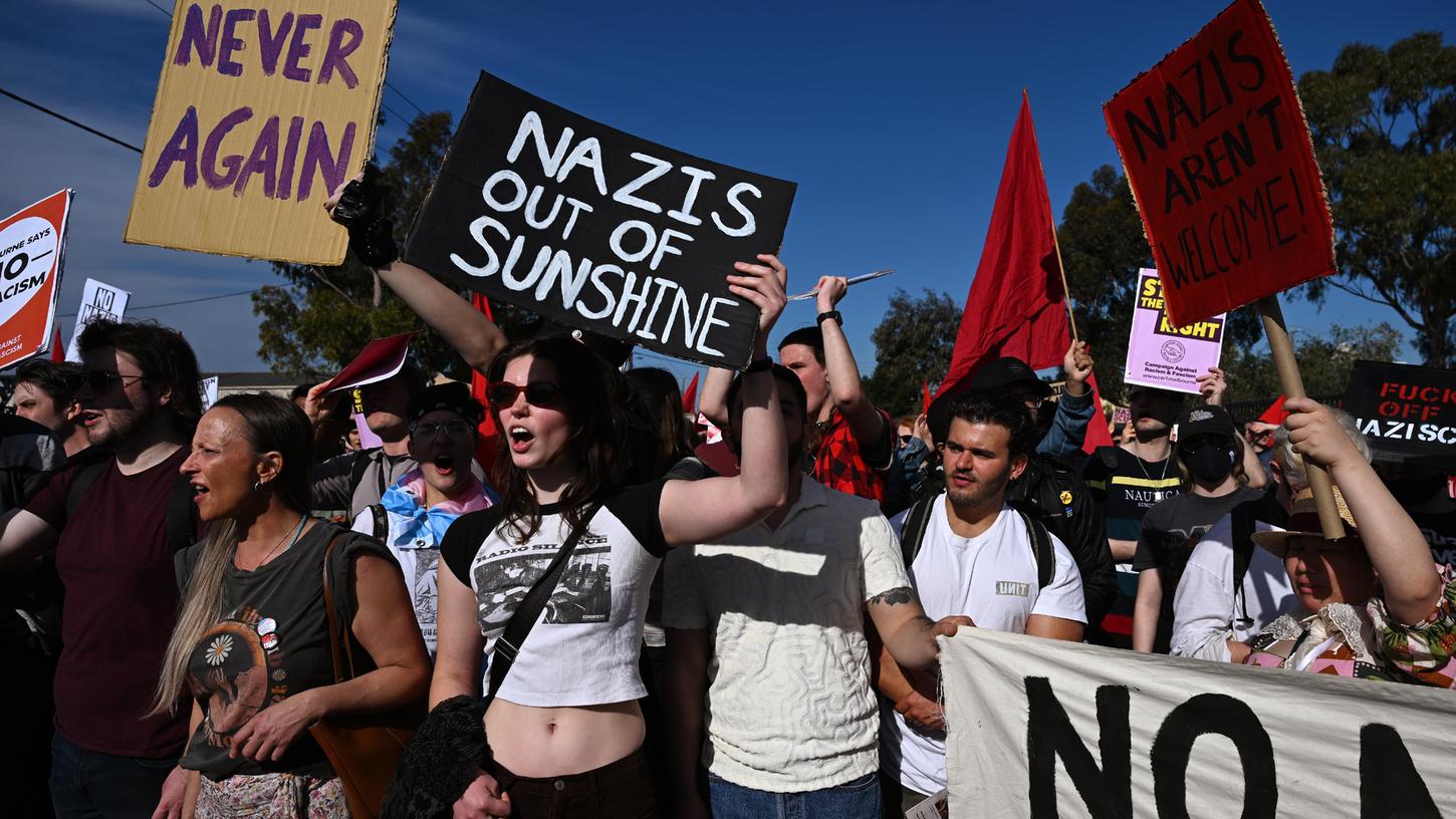 Demonstranten skandieren während einer Demonstration "Vertreibe die Nazis aus Melbourne". Demonstranten skandieren während einer Demonstration "Vertreibe die Nazis aus Melbourne".