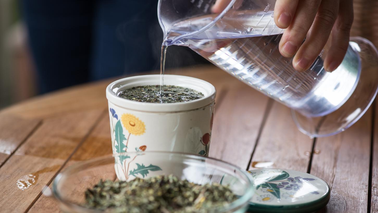 Beim Heilfasten nach Buchinger trinkt man viel Wasser und ungesüßten Kräutertee.