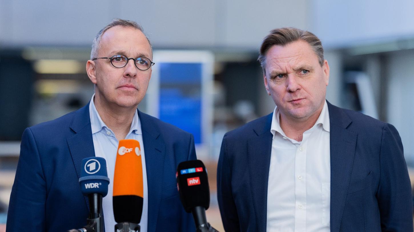 Insolvenzverwalter Stefan Denkhaus (l) und Olivier van den Bossche, Vorstandsvorsitzender von Galeria Karstadt Kaufhof, in der Konzernzentrale in Essen.