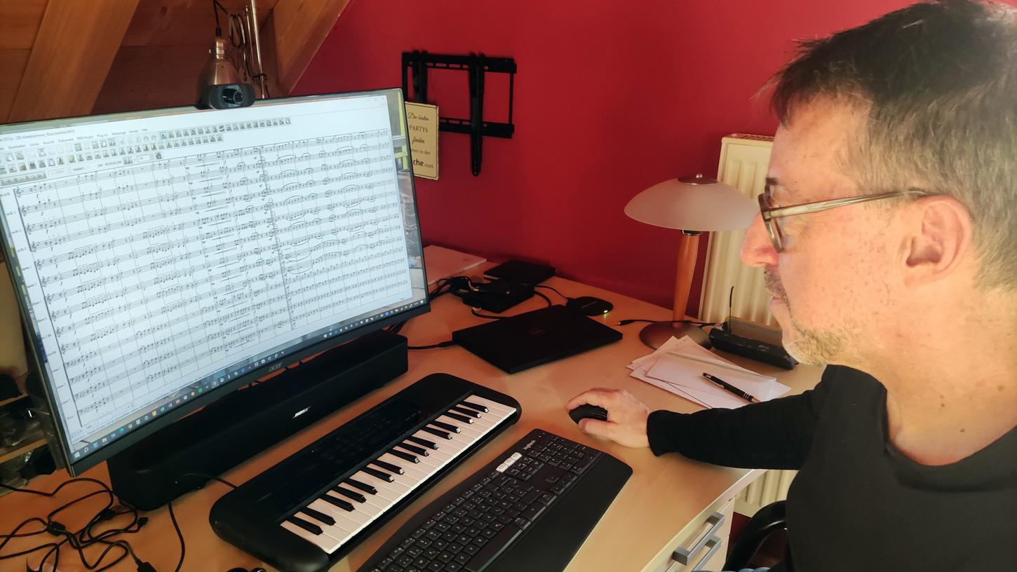 Über 100 Musikstücke hat Robert Bernt aus dem Pegnitzer Ortsteil Leups inzwischen schon komponiert. Wertvolle Hilfe leistet ihm heute dabei der Computer.