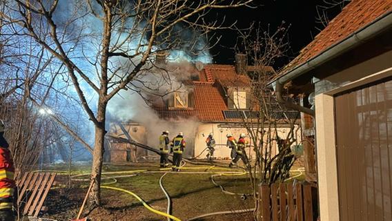 Löschwasser gefriert in Gräfenberg: 80 Feuerwehrleute bekämpfen Hausbrand in eisiger Kälte