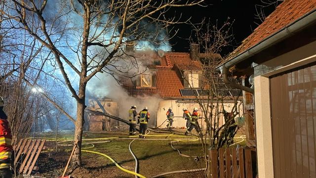 Die Löscharbeiten der FFW am brennenden Haus in Gräfenberg wurden durch die Kälte erschwert. Die Löscharbeiten der FFW am brennenden Haus in Gräfenberg wurden durch die Kälte erschwert.