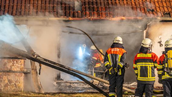 Brennender Christbaum in fränkischem Wohnhaus: Kälte und Wind erschweren Einsatz der Feuerwehr